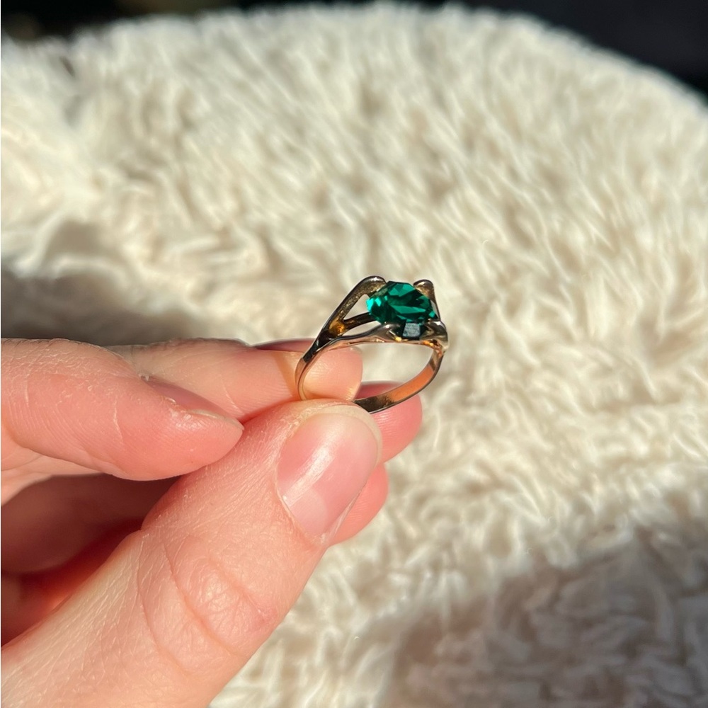 Simulated Emerald Ring - Picture 2 of 5